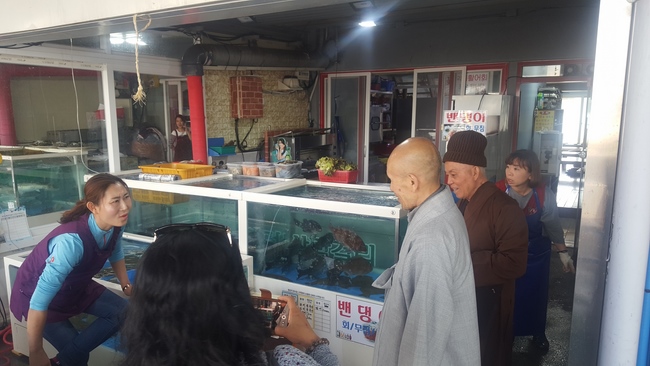 Partake in the Vesak Ceremony at Yonggungsa Cham Joeun Uri Temples